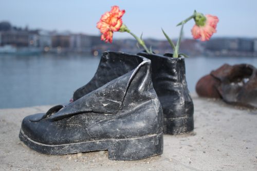 Shoes on the Danube Bank Monumento Shoes on the Danube Bank com flor
