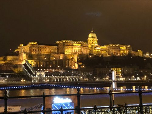Castelo de Buda de noite Castelo de Buda com a tradicional iluminação