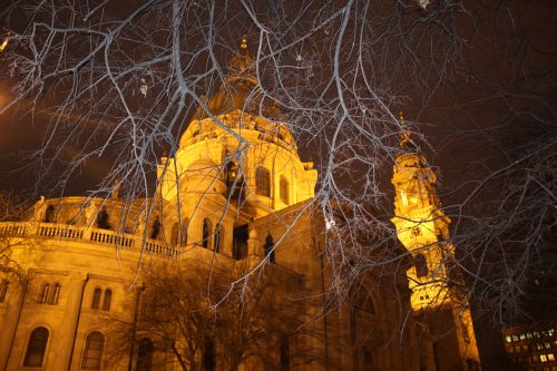 Basílica Santo Estevão Fachada iluminada da Basílica Santo Estevão em Budapeste