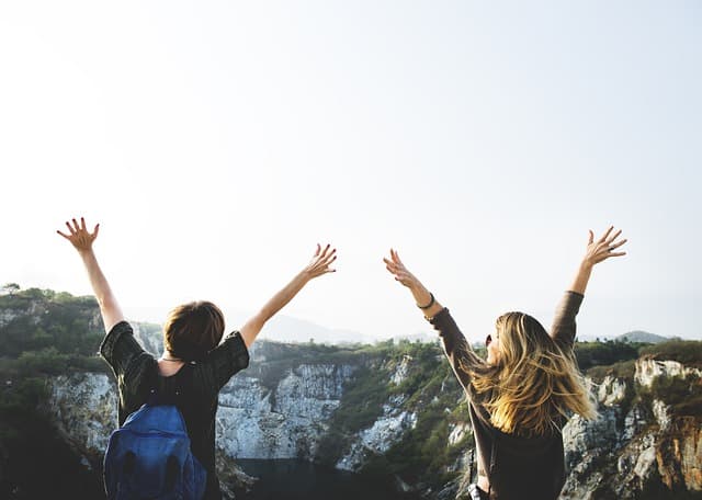 Pessoas felizes Amigos felizes vendo uma paisagem