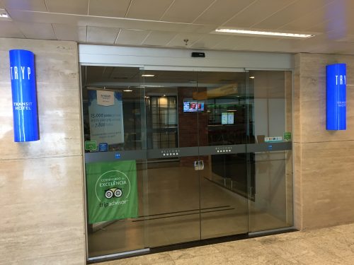 Hotel Tryp no aeroporto de Guarulhos Entrada do hotel Tryp no subsolo do aeroporto de Guarulhos