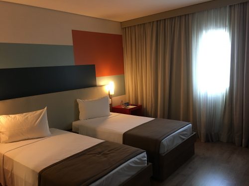 Tipo de quarto do hotel Tryp em Guarulhos quarto amplo com camas no hotel Tryp do aeroporto de Guarulhos