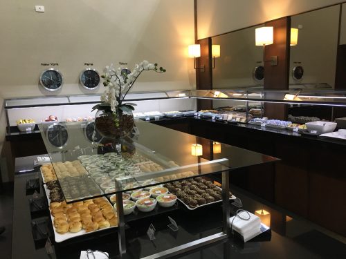 Buffet no Lounge Vip do Aeroporto de Guarulhos refeições oferecidas no Lounge VIP do Aeroporto de Guarulhos