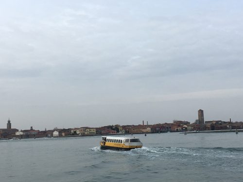 Vaporetto em Veneza Vaporetto transportando pessoas entre as ilhas venezianas