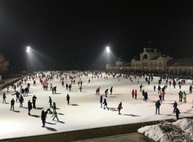 Patinação no gelo em Budapeste Ringue de patinação no gelo em Budapeste