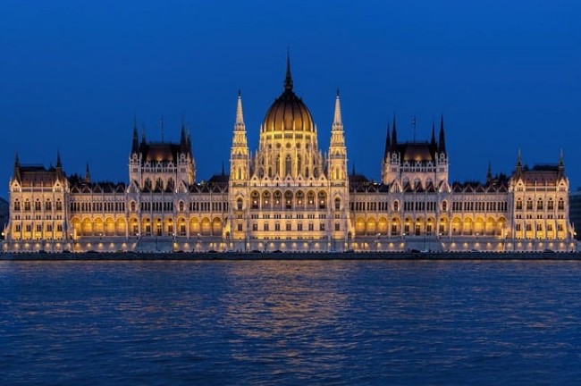 Bonito prédio do Parlamento Húngaro iluminado de noite