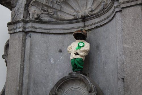 Manneken Pis Estátua do Manneken Pis com roupa em Bruxelas