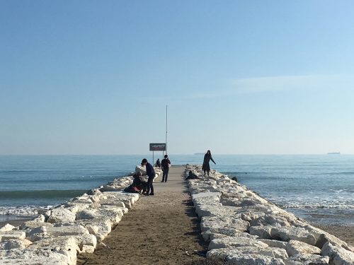 Praia de Veneza Turistas na praia de Veneza