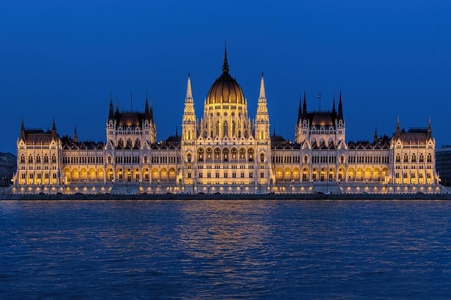 Parlamento Húngaro iluminado de noite Bonito prédio do Parlamento Húngaro iluminado de noite