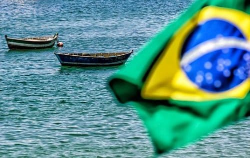No Brasil Bandeira do Brasil e rio ao fundo