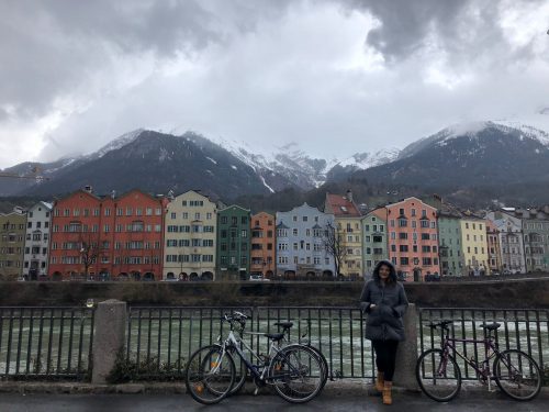 Prédios coloridos e rio na capital do Tyrol
