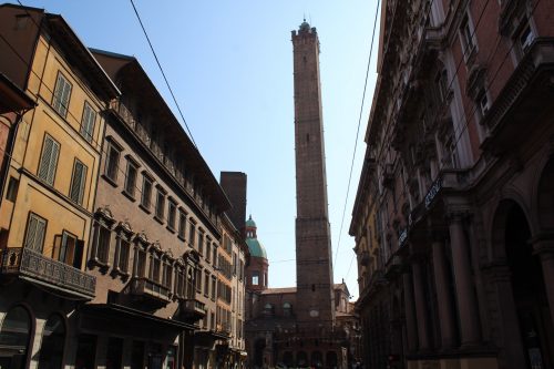 Torre degli Asinelli Torre degli Asinelli vista de longe