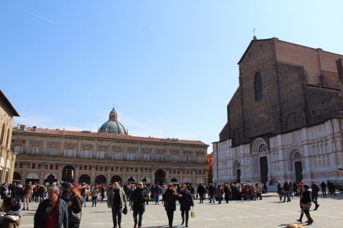 Piazza Maggiore Movimento da Piazza Maggiore em Bolonha