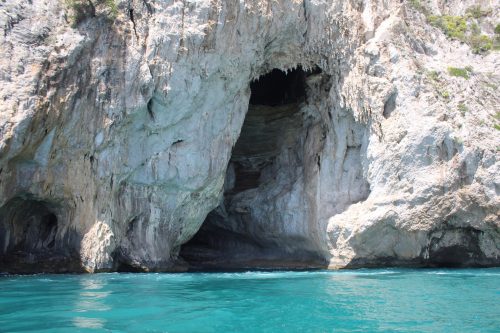 Rochas da ilha de Capri e o Mediterrâneo