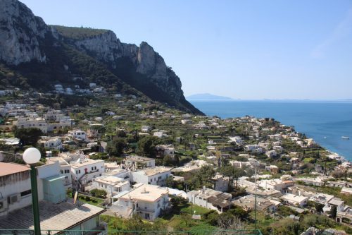 Capri Capri e o mar Mediterrâneo ao fundo