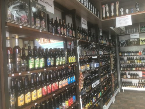 Cervejas em Blumenau Diferentes rótulos de cervejas em loja de Blumenau
