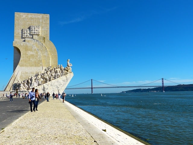 Monumento dos Descobrimentos Vista do Monumento dos Descobrimentos com ponte ao fundo