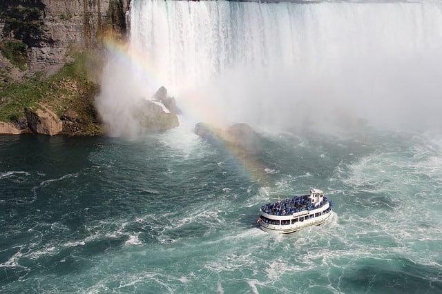 Barco e arco-íris em Niagara Falls