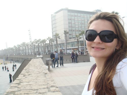 Turismo em Barcelona Turistas na praia de Barceloneta