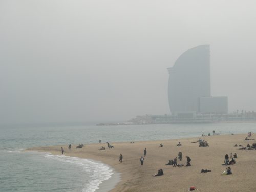 Praias de Barcelona Turistas na praia de Barceloneta