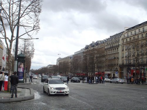 Champs-Élysées Movimento de pessoas e carros na Champs-Élysées