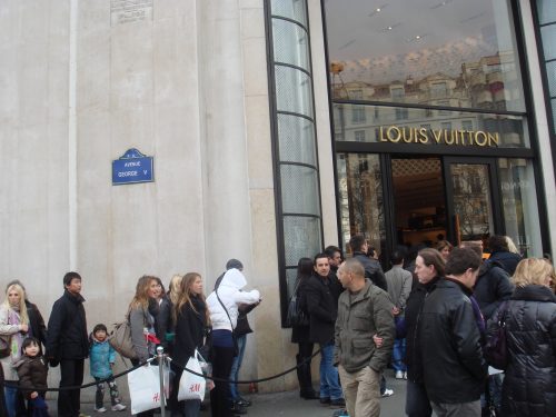 loja da Louis Vuitton em Paris Pessoas na frente da Louis Vuitton, de Paris