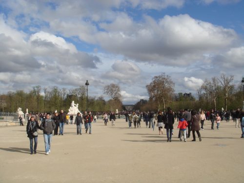 Jardim de Tuileries Estátuas e pessoas no Jardim de Tuileries