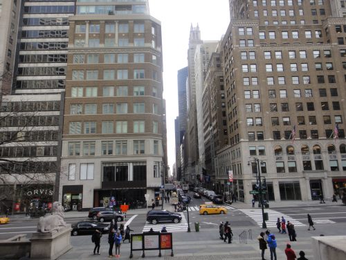 Easy Slim em Nova York Prédios e pessoas em Nova York