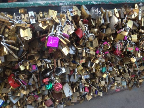 Pont des Arts Variedade de cadeados na Pont des Arts