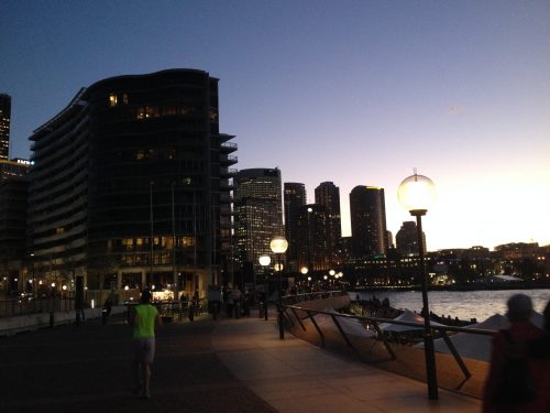 Vida em Sydney Prédios e o movimento de pessoas em Sydney