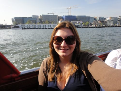 Turismo em Amsterdam Turista passeando de barco em Amsterdam