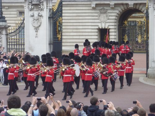 Guardas em Londres Guardas e turistas em Londres