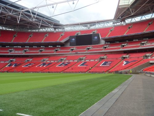 Estádio de Wembley Arquibancada e gramado do estádio de Wembley