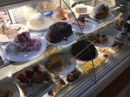 Docerias em São Paulo Sabores de bolos em vitrine