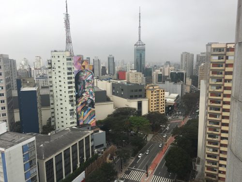 Arte de rua na Avenida Paulista prédios e a arte de rua de São Paulo