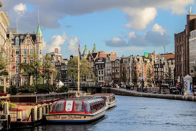 Barco em canal de Amsterdam
