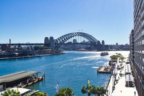 Harbour Bridge em Sydney Ponte e mar da Tasmania em Sydney