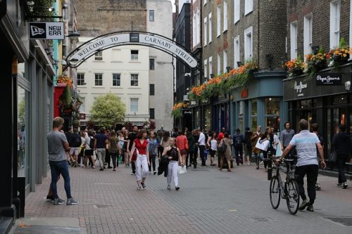 Movimento na Carnaby Street Movimento em rua comercial de Londres