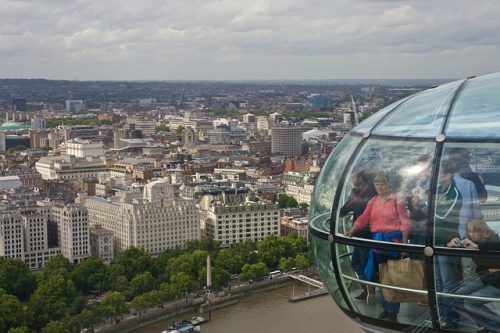 Vista de Londres da London Eye Turistas observando a vista panorâmica de Londres