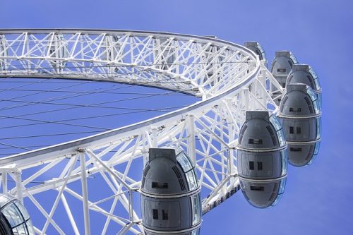 London Eye Estrutura da roda gigante e céu azul