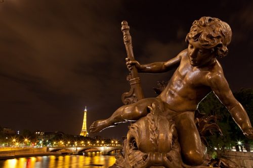Paris iluminada Estátua de anjo e Torre Eiffel
