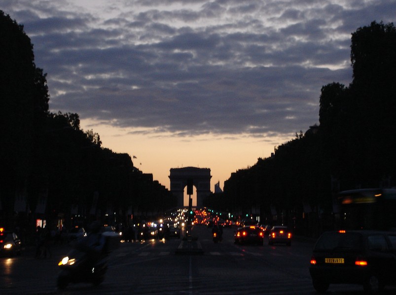 Movimento de carros na avenida Champs-Élysées, em Paris