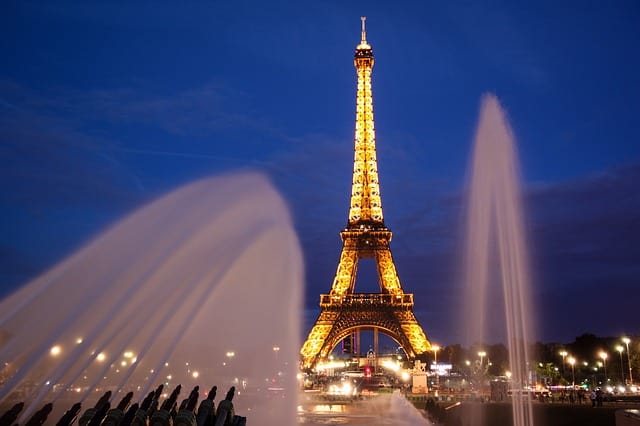 Torre Eiffel iluminada em Paris