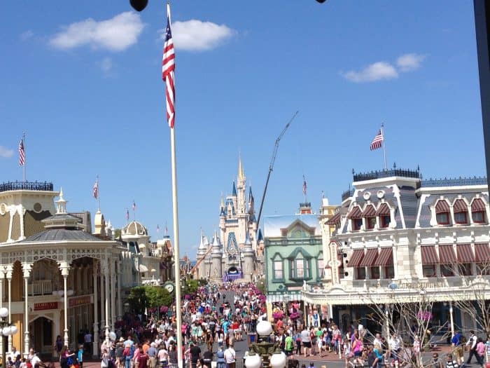 Magic Kingdom Castelo da Cinderela e turistas em Orlando