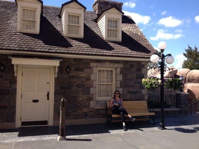 Casa de pedras Casa canadense e mulher sentada