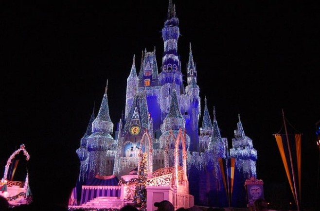 Castelo da Cinderela iluminado de noite Magic Kingdom: Castelo da Cinderela com luzes coloridas iluminando de noite