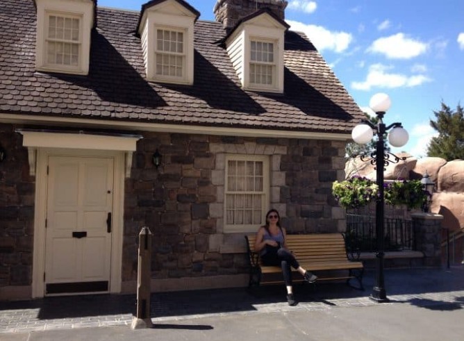 Casa de pedras Casa canadense e mulher sentada