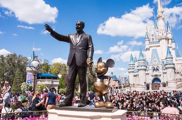 Estátua Mickey Mouse e Castelo da Cinderela
