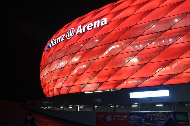 Allianz Arena de noite frente do estádio Allianz Arena, em Munique