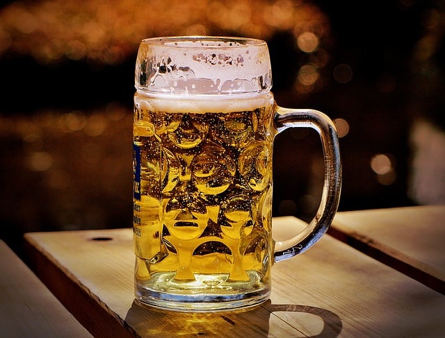 cerveja alemã em caneca caneca de cerveja em mesa de madeira